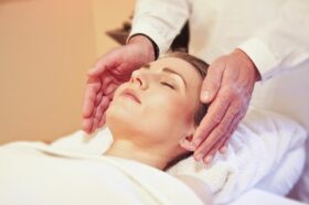 Reiki - Hands surrounding head